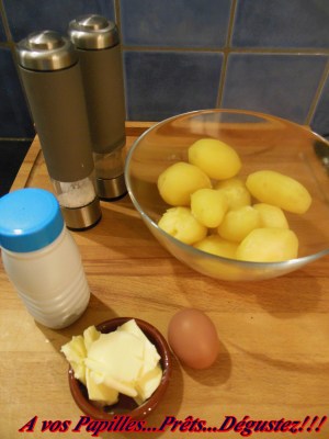 Boudins blancs de volaille aux pommes, flambés au Calvados et purée de pommes de terre