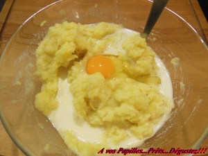 Boudins blancs de volaille aux pommes, flambés au Calvados et purée de pommes de terre