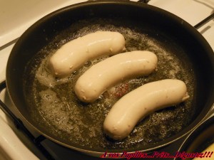 Boudins blancs de volaille aux pommes, flambés au Calvados et purée de pommes de terre