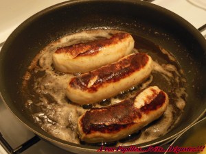 Boudins blancs de volaille aux pommes, flambés au Calvados et purée de pommes de terre
